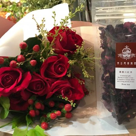 ローズティーと赤バラの花束